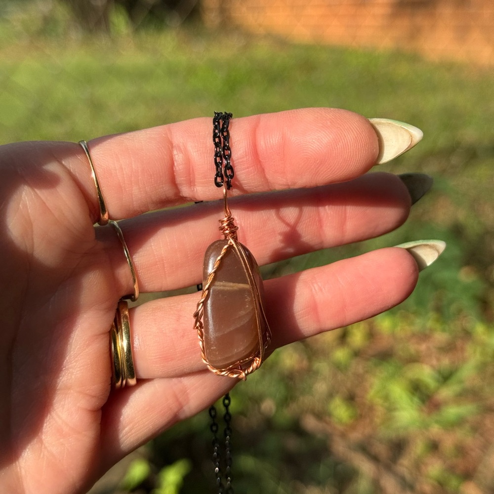Peach moonstone crystal necklace - Picture 4 of 5
